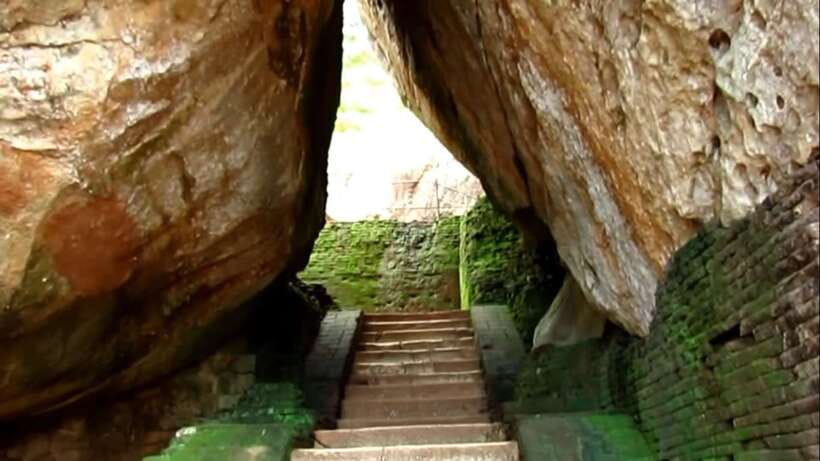 Sigiriya: Rock Fortress Private Guided Walking Tour - The fresco pocket and ancient paintings