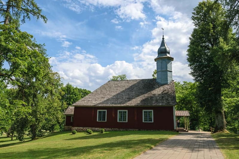 Sigulda Day Tour - Castle Ruins, Gūtmaņala Grotto, & More - What the guide adds to the day