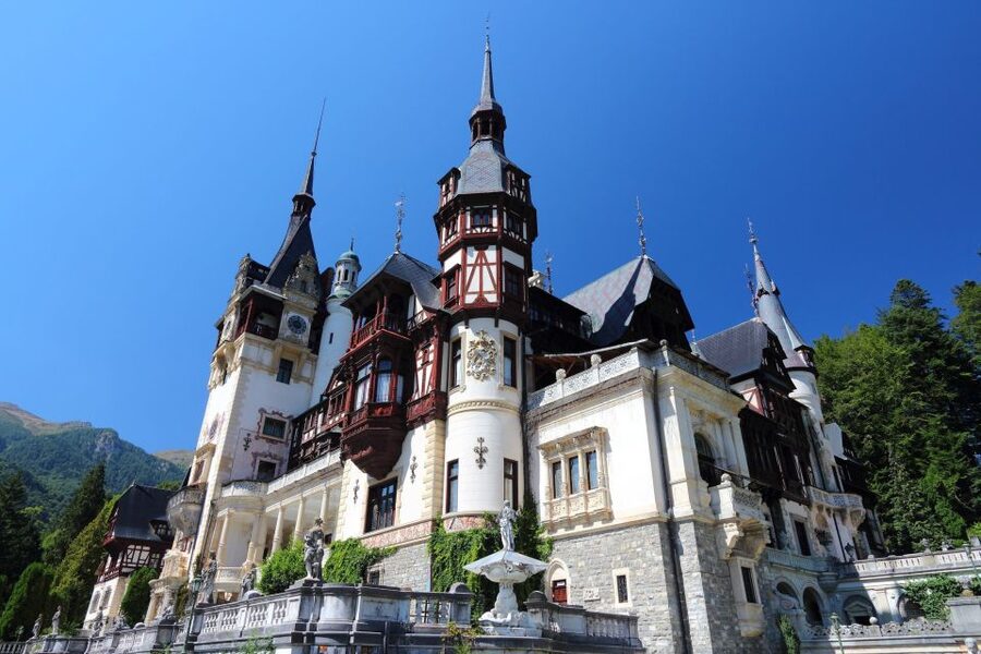 Sinaia: Peleș Castle Tour with An Expert Guide - The 4,000-piece weapons collection