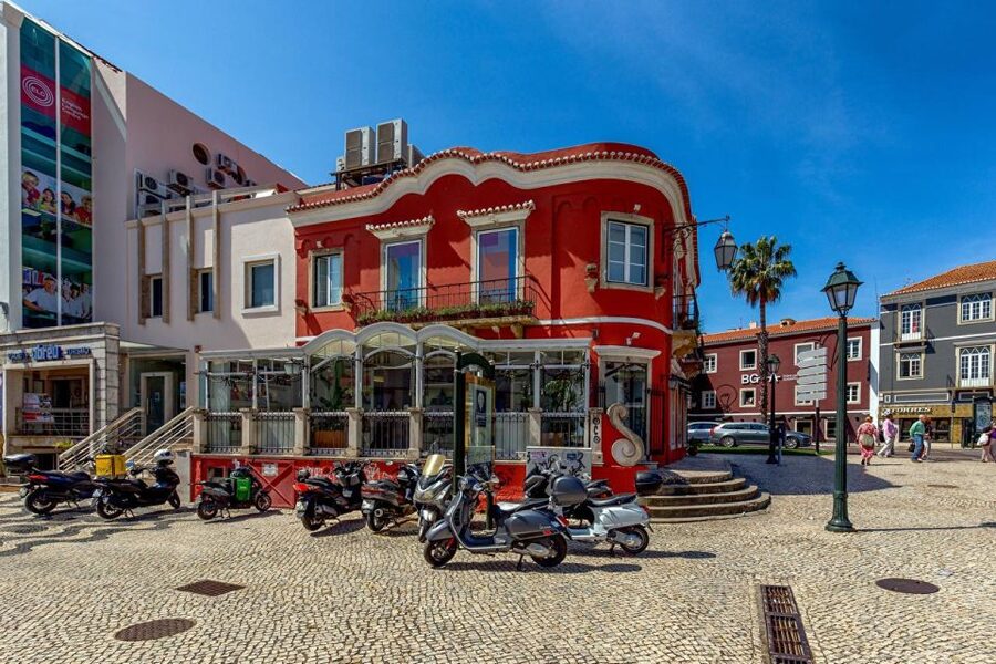 Sintra: Moorish Castle, Pena Palace, Cabo da Roca, & Cascais - A free hour in Sintra