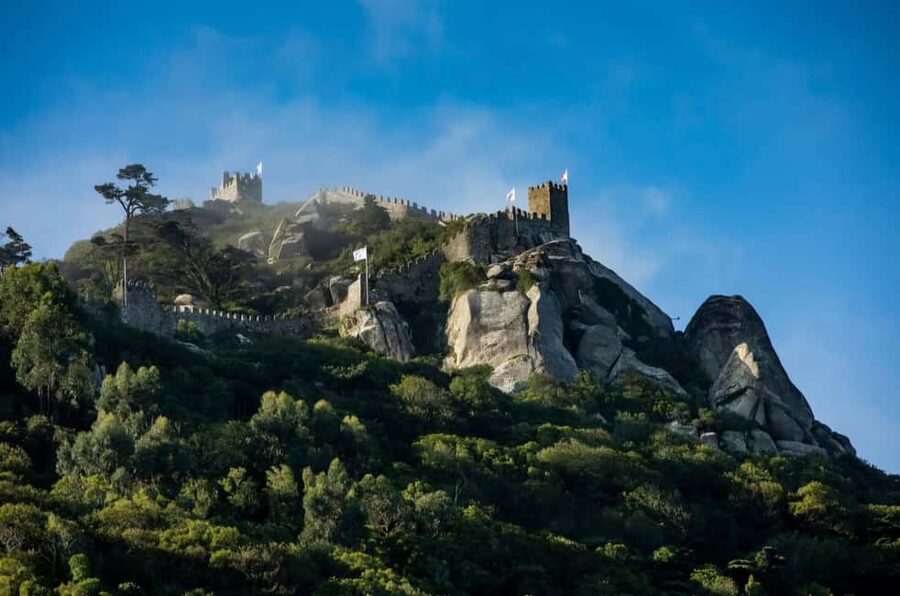 Sintra Small Group: Pena Palace, Moorish Castle & Cascais - From Lisbon to Sintra in a small van