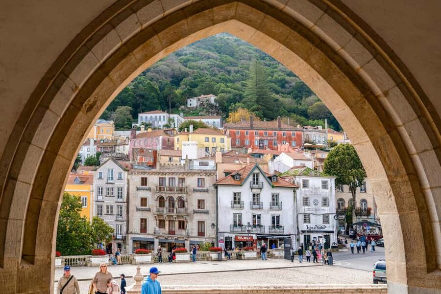 Sintra Small Group: Pena Palace, Moorish Castle & Cascais - An hour in Sintra village