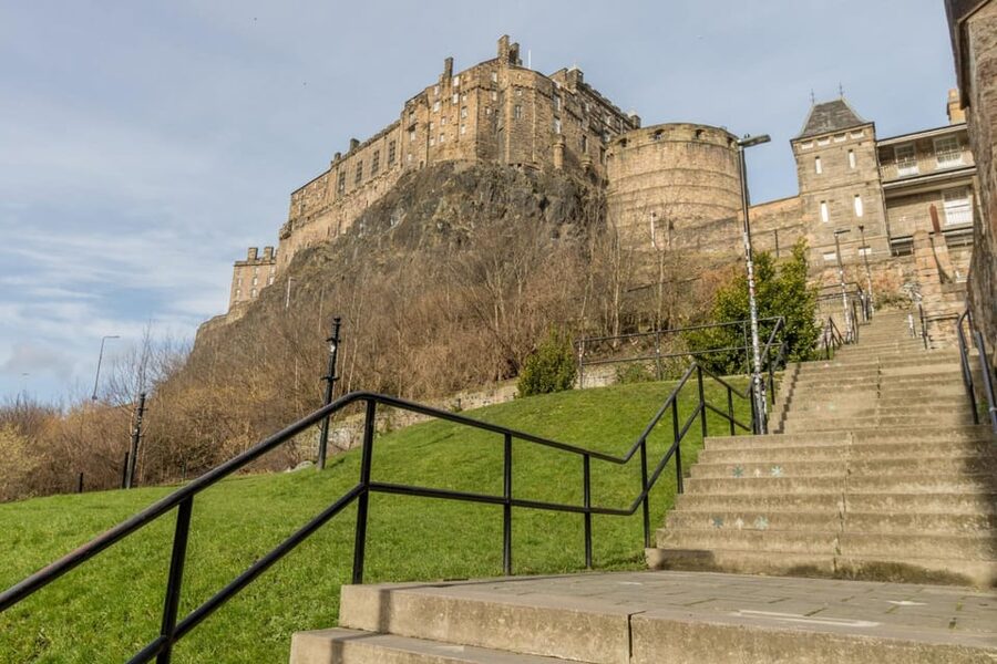 Skip-the-line Edinburgh Castle with Old Town Walking Tour - Who should book this castle tour?