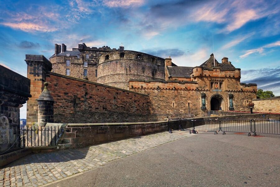 Skip-the-line Edinburgh Castle with Old Town Walking Tour - St Giles’ Cathedral in five minutes