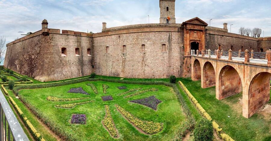 Skip-the-line Montjuïc Castle Tour with a Cable Car Ride - What the walk is really like