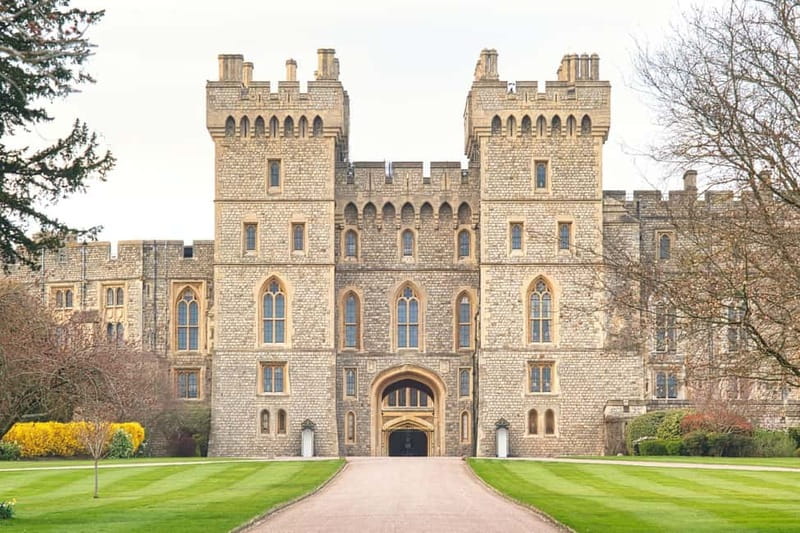 Skip-the-line Windsor Castle Day Trip from London with Guide - Exploring the courtyards and ceremonial spaces