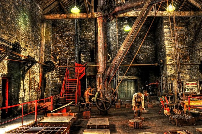 Snowdonia & The 3 Castles Tour - Bethesda and Penrhyn Quarry explain the slate country