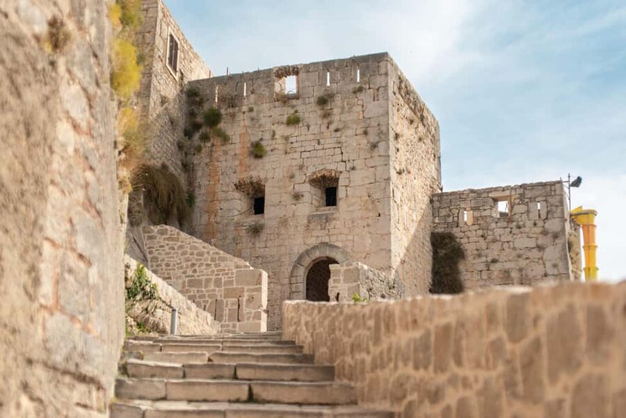 Split: Private tour to Klis Fortress and Vranjača cave - Stella Croatica and Dalmatian food traditions