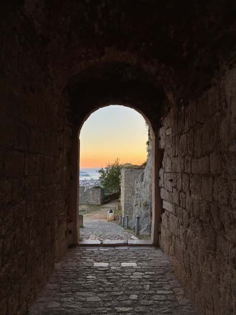 Split: Sunset at Klis Fortress with Sightseeing Bus - One hour among Klis Fortress walls
