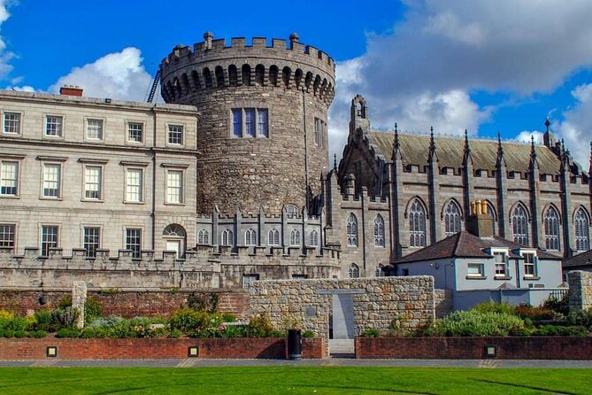 St Patrick's Cathedral, Book of Kells and Dublin Castle Tour - A quick pause with Molly Malone