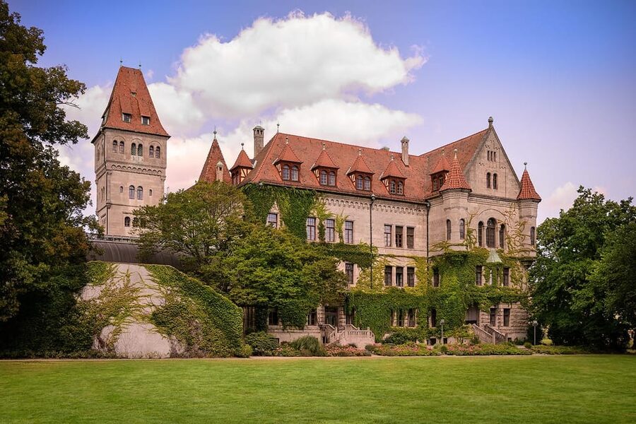 Stein: Guided tour of Count von Faber-Castell's castle - The exterior: medieval forms, modern purpose