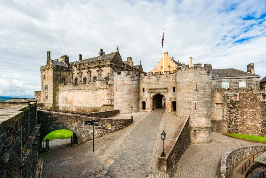 Stirling Castle: Skip-the-Line Guided Tour in Spanish - Who should book this Spanish-language tour?