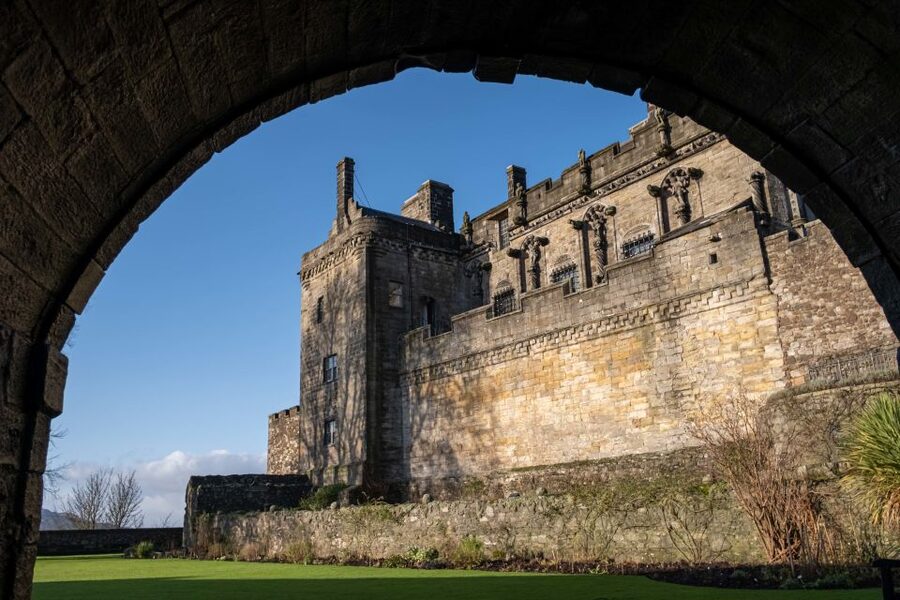 Stirling Castle: Skip-the-Line Guided Tour in Spanish - Inside the royal palace, where Mary Queen of Scots lived