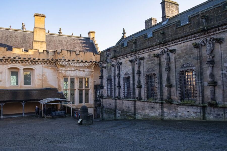 Stirling Castle: Skip-the-Line Guided Tour in Spanish - The Great Hall and the public side of royal life