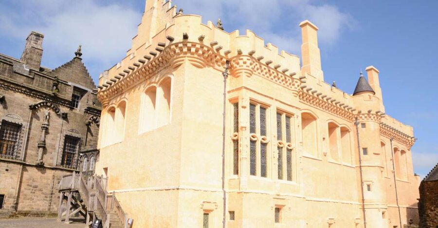 Stirling Castle: Skip-the-Line Guided Tour in Spanish - John Damian, the castle’s bird-man
