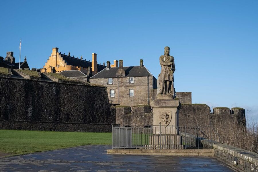 Stirling Castle: Skip-the-Line Guided Tour in Spanish - King Arthur’s Round Table and the line between history and legend