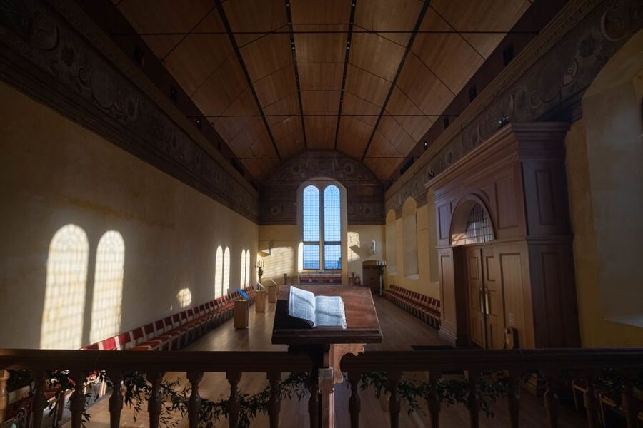 Stirling Castle: Skip-the-Line Guided Tour in Spanish - What 90 minutes gives you, and what it leaves out
