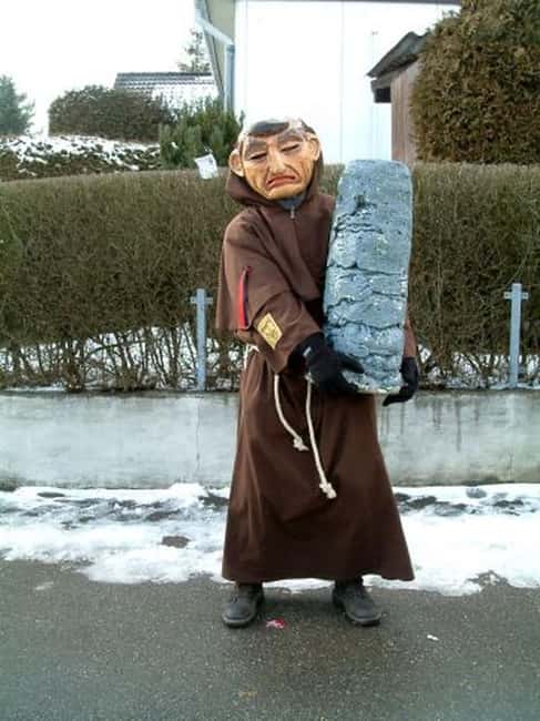Stuttgart: 4-Castle Winter Hike with Costume Tour - Meeting the Münstermer monk or nun