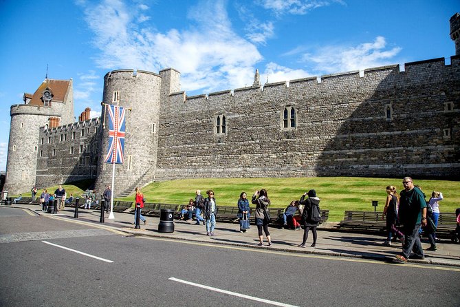 Summer Special: Buckingham Palace & Windsor Castle Tour - What the guide actually does
