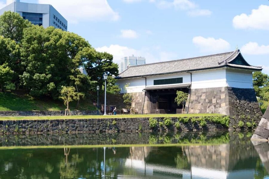 Tokyo: Edo Castle and Imperial Palace Guided Walking Tour - What the $3.22 price really means