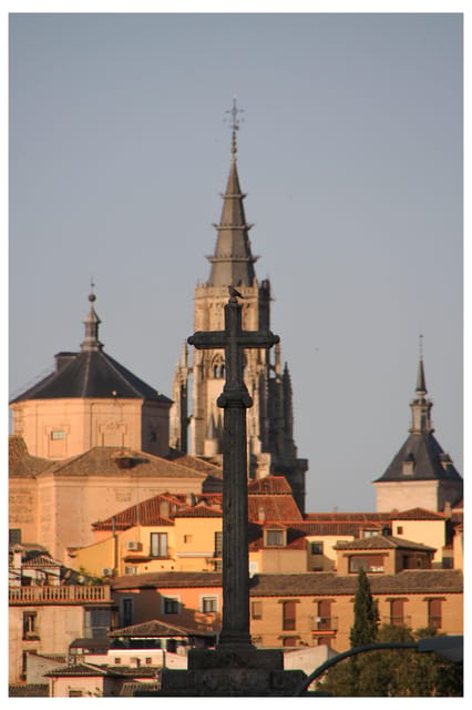 Toledo: Monumentos esenciales: Alcazar, Catedral, Sinagoga - Medieval streets, the old prison, and everyday stories
