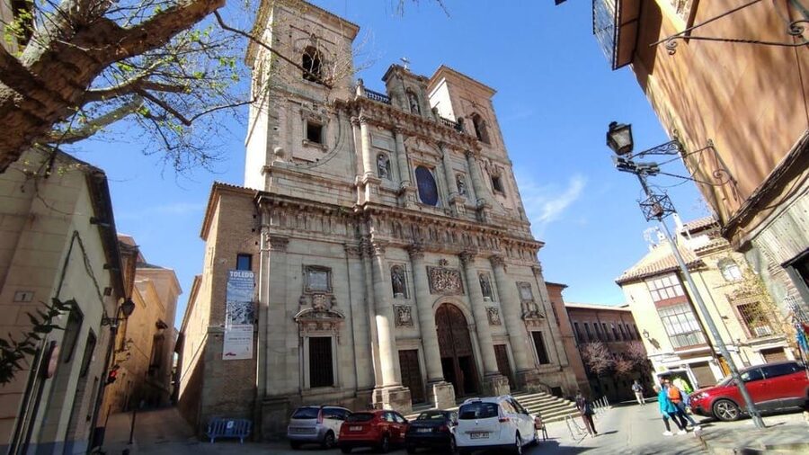Toledo: Monumentos esenciales: Alcazar, Catedral, Sinagoga - San Juan de los Reyes and its stone creatures