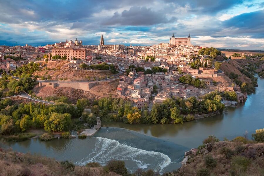 Toledo: Monumentos esenciales: Alcazar, Catedral, Sinagoga - The Jesuit church and the city’s relics