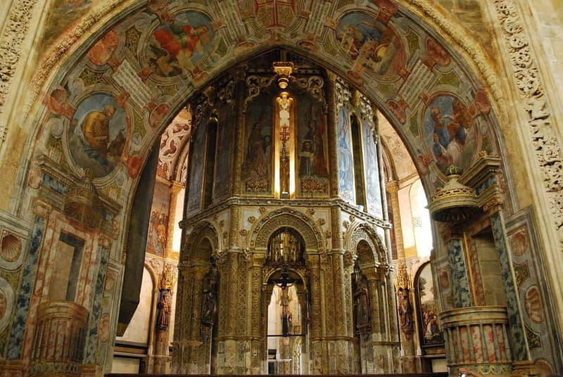 Tomar Walking Tour : Templar, Castle, Food, Ceramics, Fun! - Climbing the Castle of Tomar