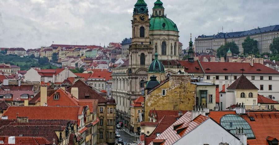 Tour around Prague Castle and Lesser Town in Spanish - St. Vitus Cathedral and the interior question