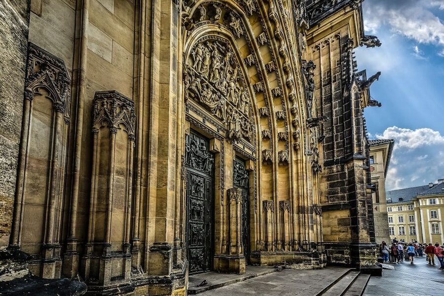 Tour around Prague Castle and Lesser Town in Spanish - The tram ride is part of the experience
