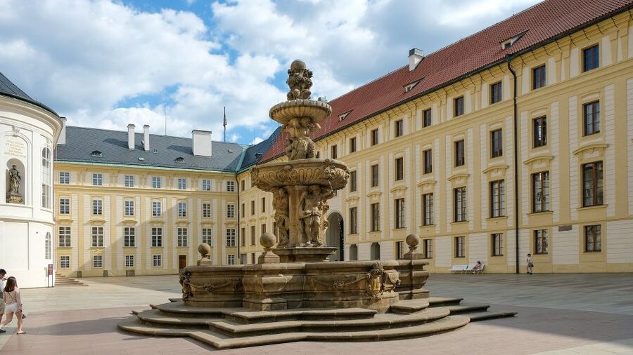 Tour around Prague Castle and Lesser Town in Spanish - Who should book this experience?