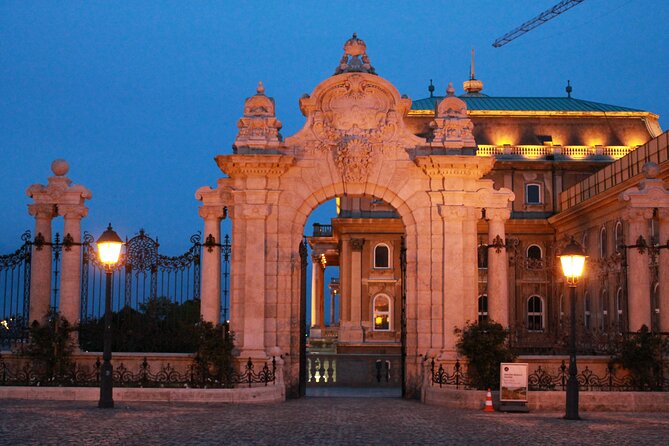 True Crime Walking Tour in the Buda Castle district - Joe’s storytelling and the group size