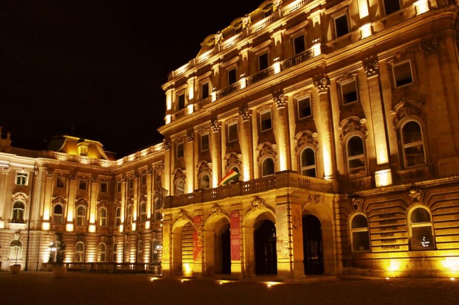 True Crime Walking Tour in the Buda Castle district - Matthias Church, ten minutes of stories