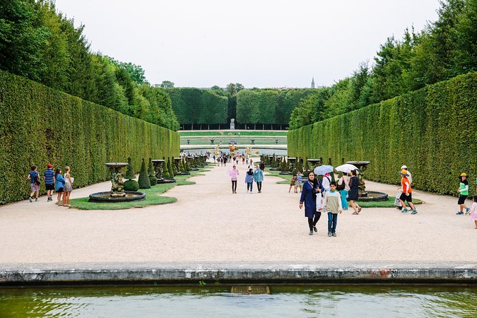Versailles Château and Gardens Walking Tour - What the walk through the grounds is really like