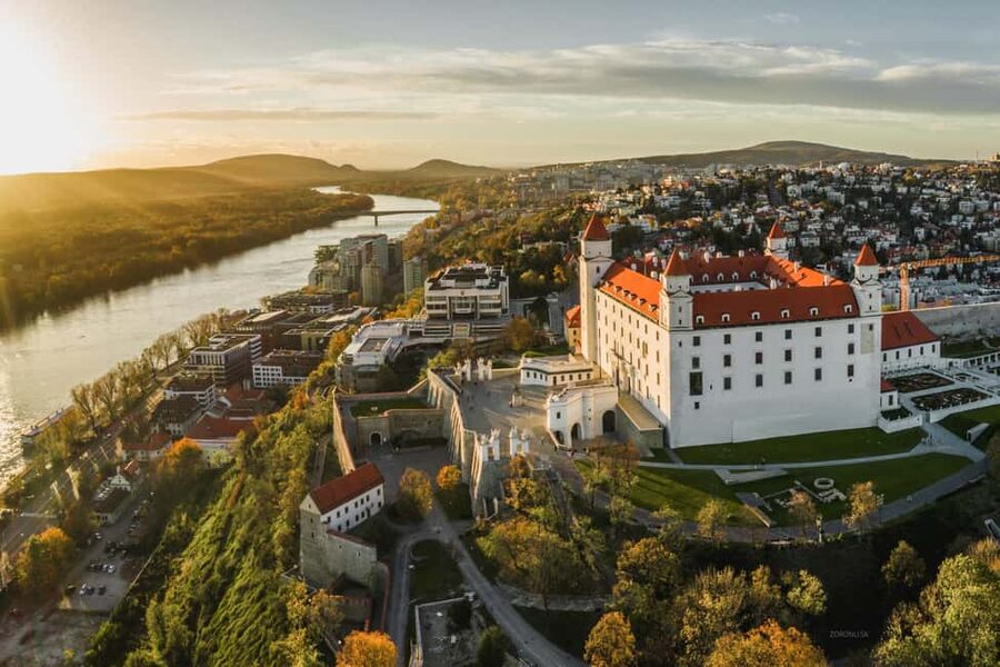 Vienna: Guided Bratislava & Devín Castle Tour via Hainburg - The people make the difference