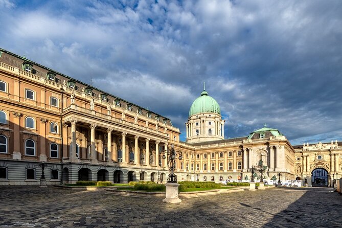 Walking tour in the Buda Castle incl. Fisherman's Bastion - Arpad Toth Promenade and the residential Castle District