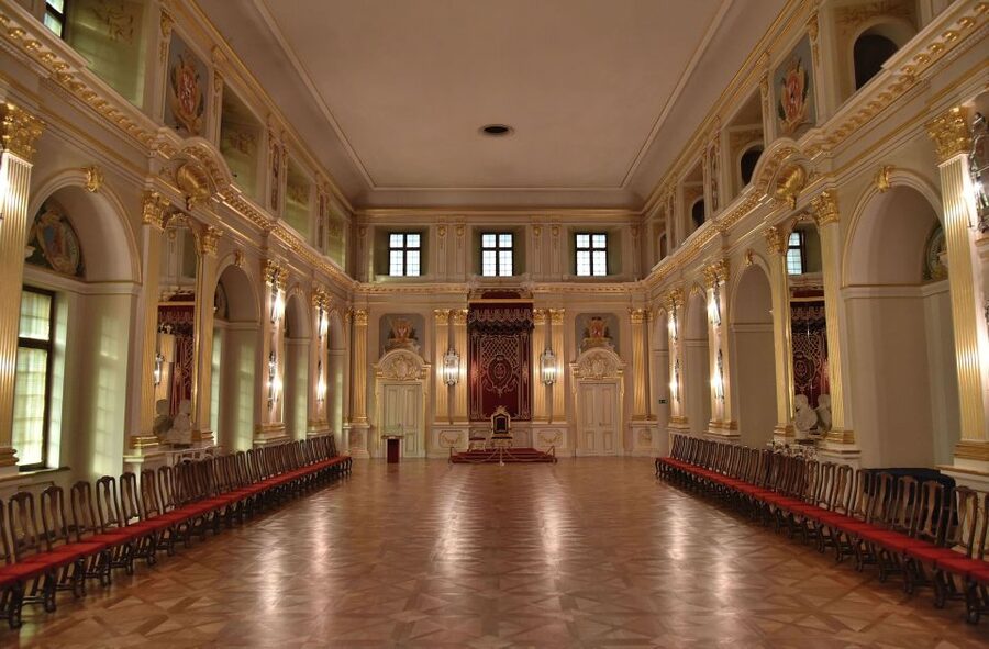 Warsaw: Skip-the-Line Royal Castle Guided Tour - Beginning under Sigismund’s Column