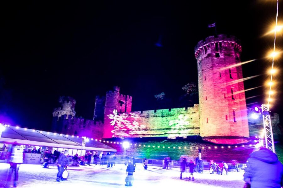 Warwick: Entry Ticket for Warwick Castle - Food, rest, and the river area